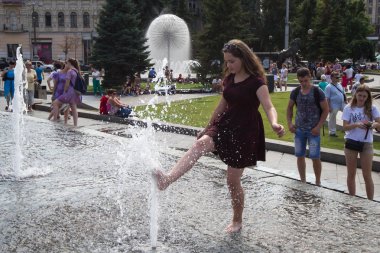 Bir kız çeşme bağımsızlık Meydanı Kiev, Ukrayna sıcak bir günde banyoları