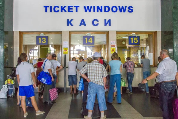 Пасажири біля каси в головного залізничного вокзалу в Києві — стокове фото