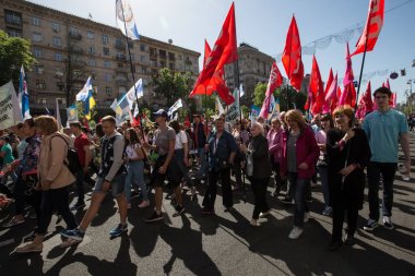 Kiev, Ukrayna - 1 Mayıs 2018: Ukrayna Sendika üyeleri ve destekçileri farklı solcu partilerin katılmak bir Mayıs günü Gösteri Merkezi Kiev, Ukrayna.