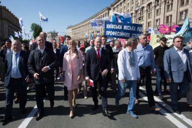 Kiev, Ukrayna - 1 Mayıs 2018: Ukrayna Sendika üyeleri ve destekçileri farklı solcu partilerin katılmak bir Mayıs günü Gösteri Merkezi Kiev, Ukrayna.