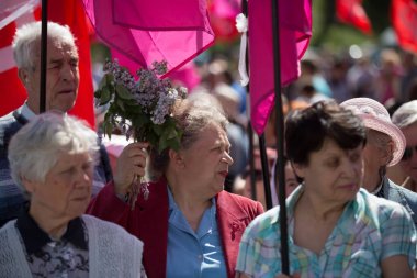 Kiev, Ukrayna - 1 Mayıs 2018: Ukrayna Sendika üyeleri ve destekçileri farklı solcu partilerin katılmak bir Mayıs günü Gösteri Merkezi Kiev, Ukrayna.