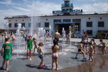 İnsanlar çeşme Merkez Kiev, Ukrayna sıcak bir günde soğutma