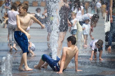 İnsanlar çeşme Merkez Kiev, Ukrayna sıcak bir günde soğutma