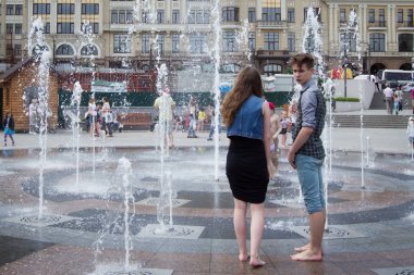 İnsanlar çeşme Merkez Kiev, Ukrayna sıcak bir günde soğutma