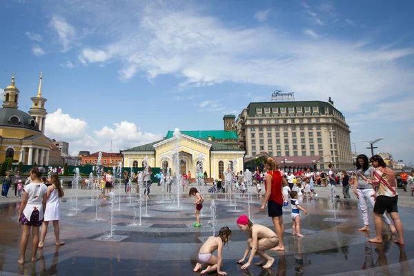 Люди охолодження у фонтані в жаркий день в центрі Києва — стокове фото