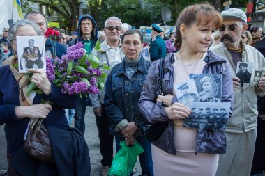 İnsanlar ölümsüz alayın memorial Gösteri Merkezi Kiev, Ukrayna Dünya Savaşı'nda katılan yakınları portreleri ile katılmak