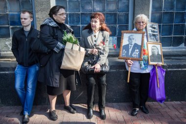 İnsanlar ölümsüz alayın memorial Gösteri Merkezi Kiev, Ukrayna Dünya Savaşı'nda katılan yakınları portreleri ile katılmak