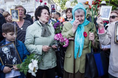 İnsanlar ölümsüz alayın memorial Gösteri Merkezi Kiev, Ukrayna Dünya Savaşı'nda katılan yakınları portreleri ile katılmak