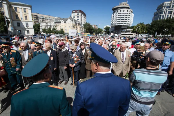 Kiev Ukrajna 2015 Június Emberek Részt Vesznek Halhatatlan Ezred Emlékmű — Stock Fotó