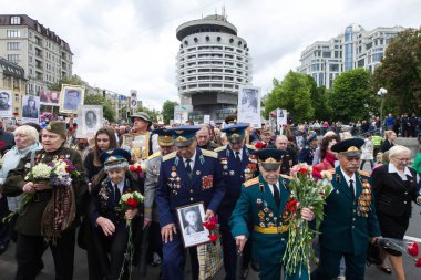 İnsanlar ölümsüz alayın memorial Gösteri Merkezi Kiev, Ukrayna Dünya Savaşı'nda katılan yakınları portreleri ile katılmak