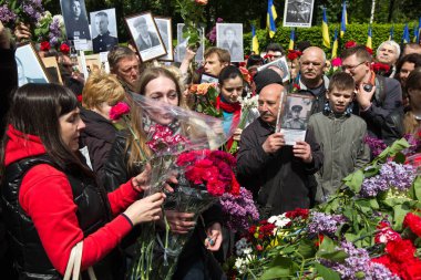İnsanlar ölümsüz alayın memorial Gösteri Merkezi Kiev, Ukrayna Dünya Savaşı'nda katılan yakınları portreleri ile katılmak