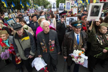 İnsanlar ölümsüz alayın memorial Gösteri Merkezi Kiev, Ukrayna Dünya Savaşı'nda katılan yakınları portreleri ile katılmak