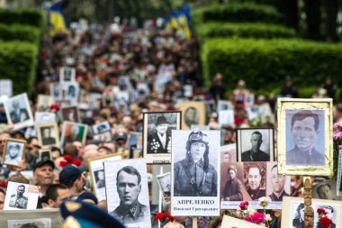 İnsanlar ölümsüz alayın memorial Gösteri Merkezi Kiev, Ukrayna Dünya Savaşı'nda katılan yakınları portreleri ile katılmak