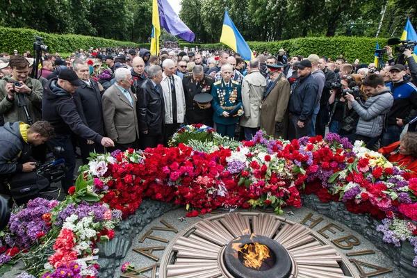 Люди беруть участь у демонстрація Меморіал Безсмертний полку з портрети родичів, які брали участь у другій світовій війні, в центрі Києва — стокове фото