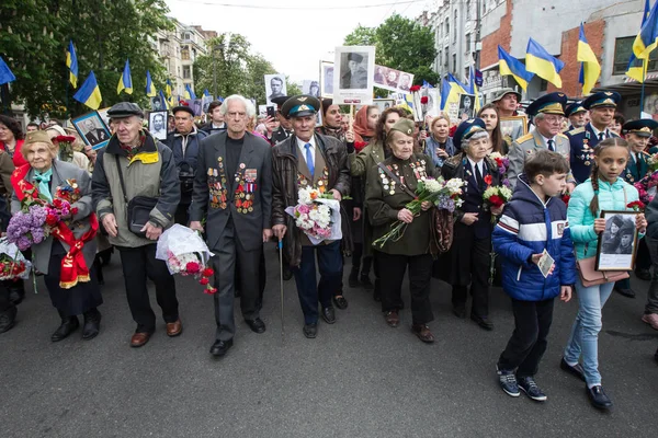 İnsanlar ölümsüz alayın memorial Gösteri Merkezi Kiev, Ukrayna Dünya Savaşı'nda katılan yakınları portreleri ile katılmak