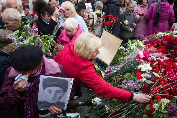 İnsanlar ölümsüz alayın memorial Gösteri Merkezi Kiev, Ukrayna Dünya Savaşı'nda katılan yakınları portreleri ile katılmak
