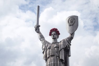 Vatan anıt kırmızı haşhaş Kiev, Ukrayna ikinci dünya savaşı tüm kurbanları anısına sembolik bir çelenk ile süslüdür
