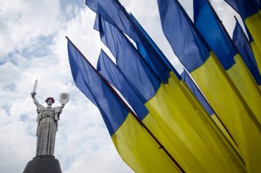 Vatan anıt kırmızı haşhaş Kiev, Ukrayna ikinci dünya savaşı tüm kurbanları anısına sembolik bir çelenk ile süslüdür