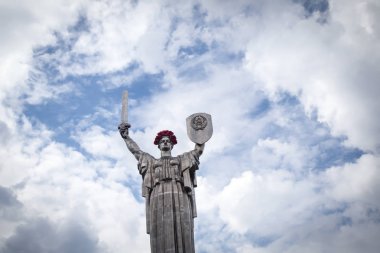 Vatan anıt kırmızı haşhaş Kiev, Ukrayna ikinci dünya savaşı tüm kurbanları anısına sembolik bir çelenk ile süslüdür