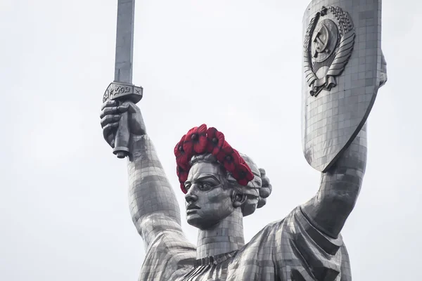 Le monument de la Patrie est décoré d'une couronne symbolique de coquelicots rouges à la mémoire de toutes les victimes de la Seconde Guerre mondiale à Kiev, en Ukraine — Photo