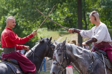 Ukrayna 'nın Kiev kentindeki Kazak köyü Mamajeva Sloboda' da kılıç savaşına erkekler katıldı.
