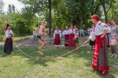Ukrayna 'nın Kiev kentindeki Kazak köyü Mamajeva Sloboda' da halk oyunları oynanıyor.