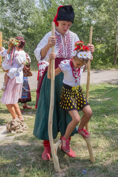 La gente juega viejos juegos populares en el pueblo cosaco de Mamajeva Sloboda en Kiev, Ucrania — Foto de Stock