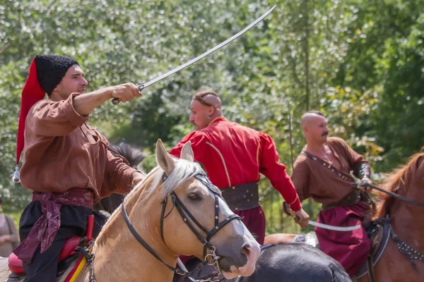 Férfiak részt vesznek a termelés kardpárbaj a kozák falu Mamajeva Sloboda Kijevben, Ukrajnában — Stock Fotó