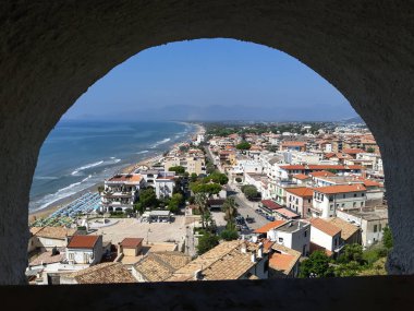 Sperlonga, İtalya 'nın Sperlonga kentindeki eski kasabanın gözlem güvertesinden Sperlonga ve Tyrhenian Denizi' nin manzarası. 26 Eylül 2018.