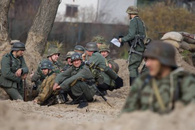 Aktörler Ukrayna 'nın Kiev kentinde 2. Dünya Savaşı sırasında Kiev Muharebesi' nin tarihi yeniden inşasına katıldılar.