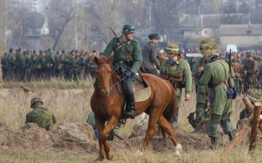 Aktörler Ukrayna 'nın Kiev kentinde 2. Dünya Savaşı sırasında Kiev Muharebesi' nin tarihi yeniden inşasına katıldılar.