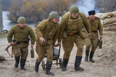 Aktörler Ukrayna 'nın Kiev kentinde 2. Dünya Savaşı sırasında Kiev Muharebesi' nin tarihi yeniden inşasına katıldılar.