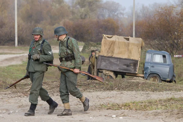 Aktörler Ukrayna 'nın Kiev kentinde 2. Dünya Savaşı sırasında Kiev Muharebesi' nin tarihi yeniden inşasına katıldılar. — Stok fotoğraf