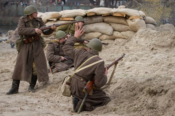 Herci se účastní historické rekonstrukce bitvy o Kyjev během druhé světové války v Kyjevě, Ukrajina — Stock fotografie