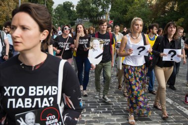 Halk, Ukrayna 'nın başkenti Kyiv' de öldürülen Beyaz Rusyalı gazeteci Pavel Sheremet 'in sorumlularının bulunup cezalandırılmasını talep eden mitinge katıldı. 20 Temmuz 2017.