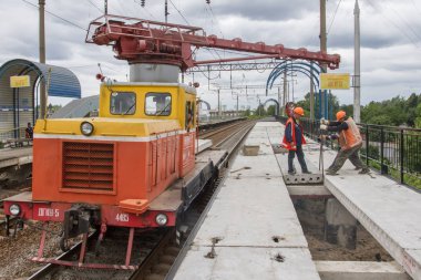 Ukrayna 'nın Kyiv kentinde bir demiryolu platformu inşa edilirken işçiler beton döşüyorlar