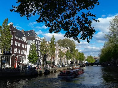 Hollanda, Amsterdam 'daki kanal ve eski binaların manzarası. 14 Mayıs 2019.