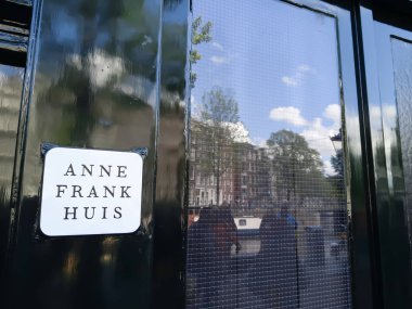 Hollanda 'nın tarihi merkezi Amsterdam' daki Anne Frank Müzesi binasında bir tabela. 14 Mayıs 2019.