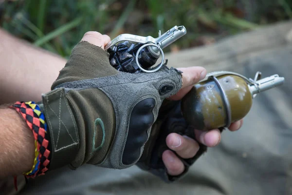 Un uomo tiene in mano granate di addestramento militare volontario condotto da veterani di guerra sovietici in una foresta nella regione di Kiev, Ucraina — Foto Stock