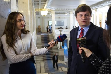 Ukraynalı milletvekili ve Petro Poroshenko Bloğu meclis grubu başkanı Artur Herasymov Ukrayna 'nın Kyiv kentinde Verkhovna Rada' nın oturum aralarında basına konuştu