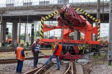 Demiryolu işçileri Ukrayna 'nın Chernihiv bölgesindeki Nezhyn tren istasyonunda seyyar yakıt ikmal treninin yanında dinleniyorlar. 30 Ağustos 2013.
