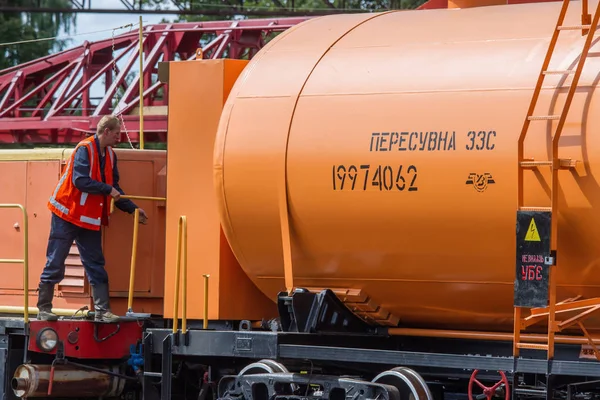 Ferroviario Inspecciona Tren Carga Móvil Estación Tren Nezhyn Región Chernihiv — Foto de Stock