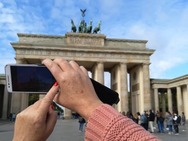 Turist, Almanya, Berlin 'deki Brandenburg Kapısı' nın fotoğrafını çekiyor. 17 Eylül 2019.