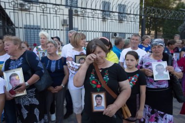 Ukrayna 'nın doğusundaki çatışmada Ukrayna' nın başkenti Kyiv 'deki Rus büyükelçiliği önünde düzenlenen mitinge katılan askerlerin portrelerini taşıyorlar. 28 Ağustos 2019.