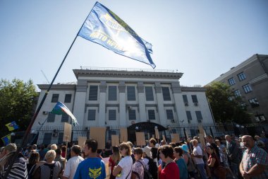 Ukrayna 'nın doğusundaki çatışmada Ukrayna' nın başkenti Kyiv 'deki Rus büyükelçiliği önünde düzenlenen mitinge katılan askerlerin portrelerini taşıyorlar. 28 Ağustos 2019.