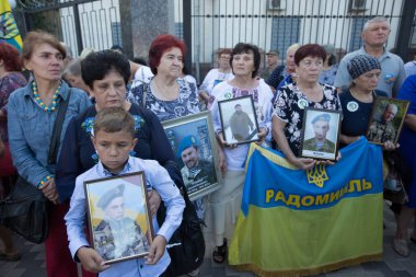 Ukrayna 'nın doğusundaki çatışmada Ukrayna' nın başkenti Kyiv 'deki Rus büyükelçiliği önünde düzenlenen mitinge katılan askerlerin portrelerini taşıyorlar. 28 Ağustos 2019.