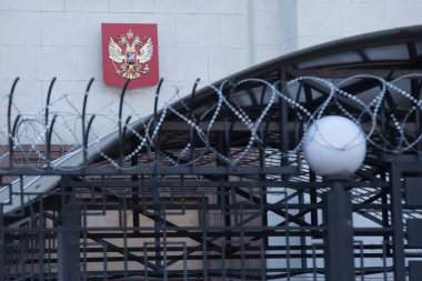 Rusya Federasyonu Büyükelçiliği 'nin binası Ukrayna' nın başkenti Kyiv 'de dikenli tellerle çevrili. 28 Ağustos 2019.