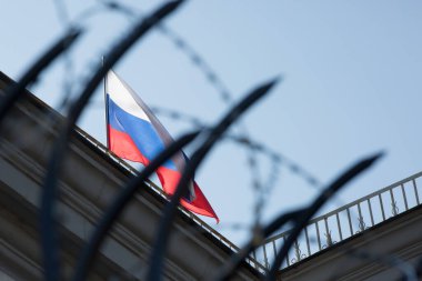 Rusya Federasyonu 'nun Ukrayna, Kyiv' deki elçiliğinin bayraklı ve dikenli telleri. 28 Ağustos 2019.