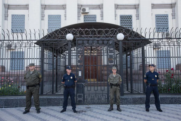 Поліція Національна Гвардія України Перебувають Чергуванні Перед Будівлею Посольства Російської — стокове фото