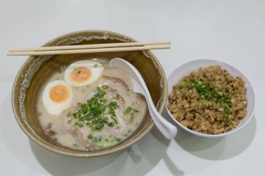 Ramen bir lezzetli Japon kendisi besindir.